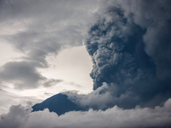 Đảo du lịch Bali thất thu 665 triệu USD do núi lửa phun trào ảnh 1