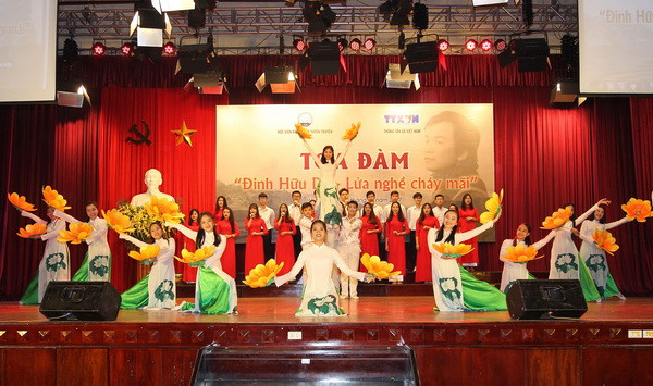 Xúc động buổi tọa đàm ''Đinh Hữu Dư - Lửa nghề cháy mãi'' ảnh 2