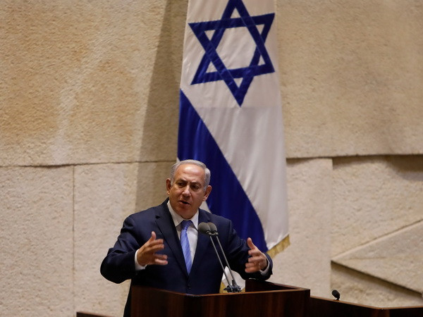 Thủ tướng Israel Benjamin Netanyahu phát biểu trong một cuộc họp tại Jerusalem. (Nguồn: AFP/TTXVN) Israel: Nhiều nước đang cân nhắc dời đại sứ quán tới Jerusalem ảnh 1