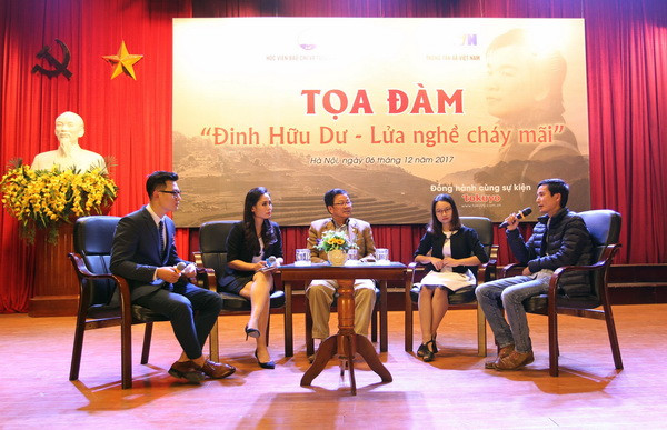 Xúc động buổi tọa đàm ''Đinh Hữu Dư - Lửa nghề cháy mãi'' ảnh 1