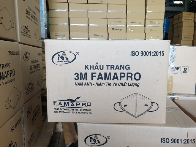 Sản phẩm khẩu trang loại 3M giả nhãn hiệu của Công ty TNHH sản xuất thương mại thiết bị Nam Anh, tại TP.HCM. (Ảnh: Thành Chung/TTXVN) Quản lý thị trường đẩy mạnh kiểm soát các mặt hàng y tế thiết yếu ảnh 2