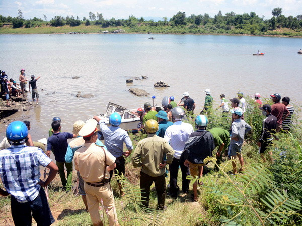 Phú Yên: Thăm hỏi và hỗ trợ gia đình 4 học sinh bị đuối nước ảnh 1