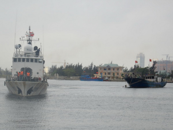 Lai dắt thành công tàu cá cùng 10 ngư dân về đảo Lý Sơn an toàn ảnh 1