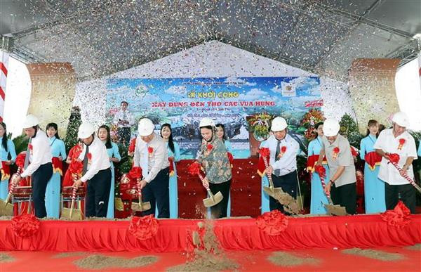 Chủ tịch Quốc hội Nguyễn Thị Kim Ngân dự lễ và động thổ khởi công xây dựng Đền thờ các Vua Hùng tại Thành phố Cần Thơ. (Ảnh: Trọng Đức/TTXVN) Chủ tịch Quốc hội Nguyễn Thị Kim Ngân tiếp xúc cử tri huyện Phong Điền ảnh 3