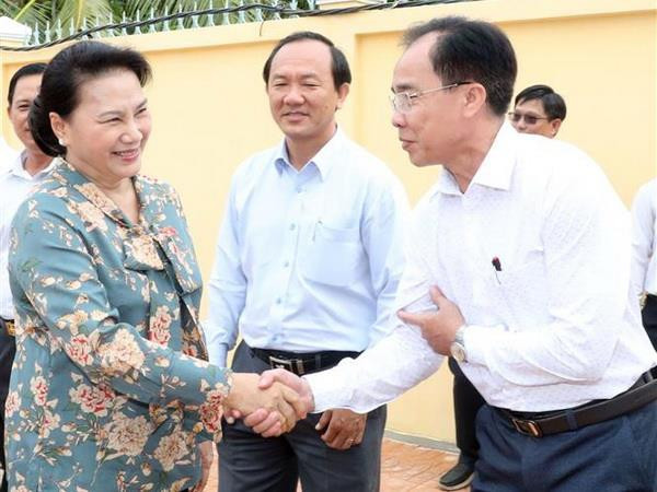 Chủ tịch Quốc hội Nguyễn Thị Kim Ngân với các cử tri. (Ảnh: Trọng Đức/TTXVN) Chủ tịch Quốc hội Nguyễn Thị Kim Ngân tiếp xúc cử tri huyện Phong Điền ảnh 2
