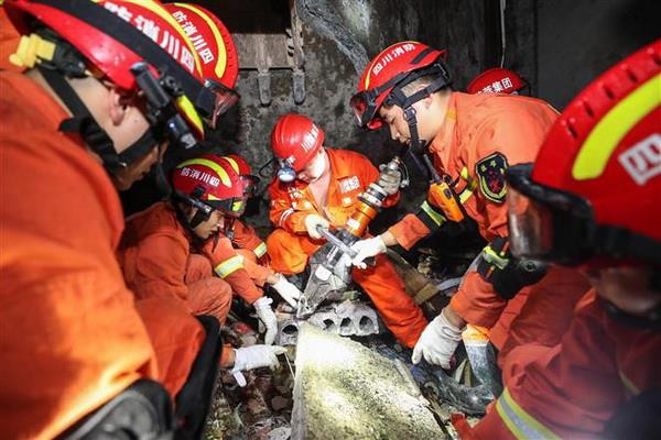 Lực lượng cứu hộ tìm kiếm các nạn nhân mắc kẹt trong trận động đất ở Nghi Tân, tỉnh Tứ Xuyên, Trung Quốc. (Nguồn: THX/TTXVN) Động đất tại Trung Quốc: Số thương vong không ngừng tăng ảnh 1
