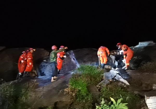 Lực lượng cứu hộ tìm kiếm các nạn nhân bị mắc kẹt trong trận động đất ở thành phố Nghi Tân, tỉnh Tứ Xuyên, Trung Quốc. (Nguồn: THX/TTXVN) Động đất ở Trung Quốc: Số thương vong tăng lên trên 130 người ảnh 1
