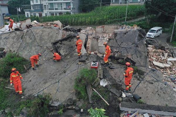 Lực lượng cứu hộ tìm kiếm các nạn nhân mắc kẹt trong trận động đất ở Nghi Tân, tỉnh Tứ Xuyên, Trung Quốc. (Nguồn: THX/TTXVN) Động đất tại Trung Quốc: Số thương vong không ngừng tăng ảnh 2