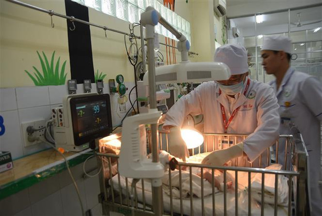 Chăm sóc bệnh nhi được điều trị tích cực tại Bệnh viện Nhi đồng Đồng Nai. (Ảnh: Lê Xuân/TTXVN) Nối thành công tá tràng bị đứt rời cho bé trai 11 ngày tuổi ảnh 1