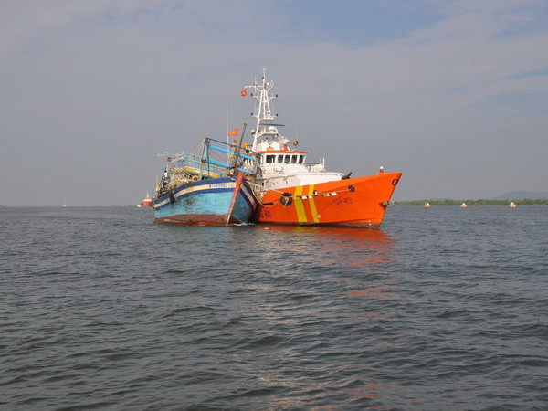 Vượt biển động, cứu thành công ba ngư dân gặp nạn trên biển ảnh 1