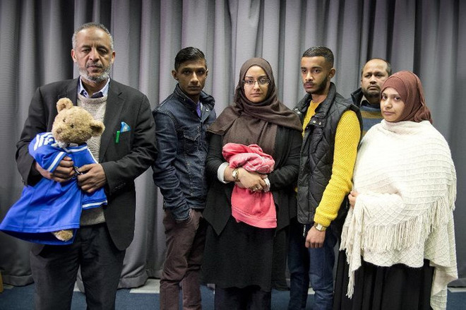 Gia đình hai nữ sinh Amira Abase và Shamima Begum xuất hiện kêu gọi các cô gái trở về nhà. (Nguồn: AFP) Cảnh sát Anh: Ba nữ sinh London "mất tích" có thể đã tới Syria ảnh 1