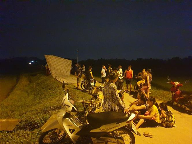 Người dân tụ tập tại tuyến đường 35, cách bãi rác Nam Sơn khoảng 200m, để chặn không cho xe vận chuyển vào bãi rác. (Ảnh: Mạnh Khánh/TTXVN) Hà Nội nỗ lực xử lý rác tại Khu liên hợp xử lý chất thải Nam Sơn ảnh 1