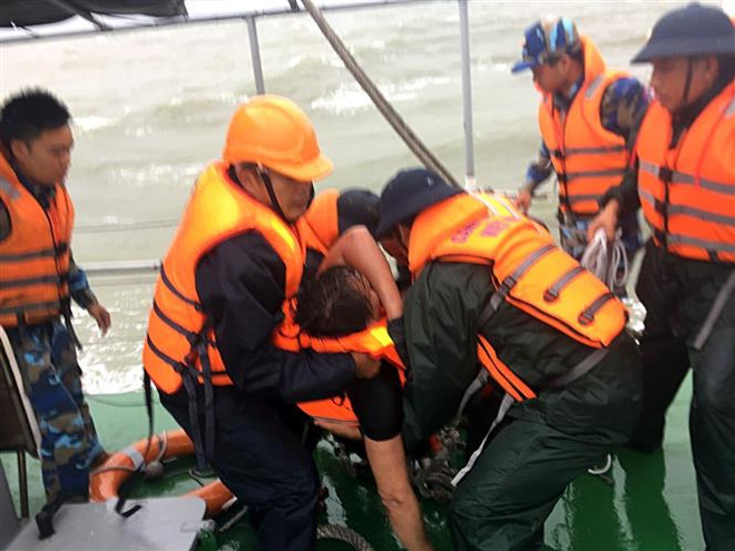 Đã cứu được 12 thuyền viên tàu Thành Công 999 chìm ở vùng biển Hà Tĩnh ảnh 1