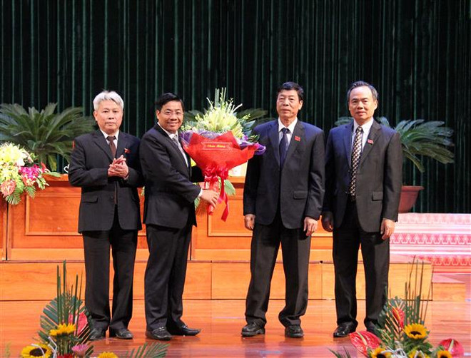 Đại diện Hội đồng Nhân dân tỉnh tặng hoa chúc mừng ông Dương Văn Thái trúng cử chức vụ Chủ tịch UBND tỉnh Bắc Giang. (Ảnh: Tùng Lâm/TTXVN) Ông Dương Văn Thái được bầu làm Chủ tịch UBND tỉnh Bắc Giang ảnh 1