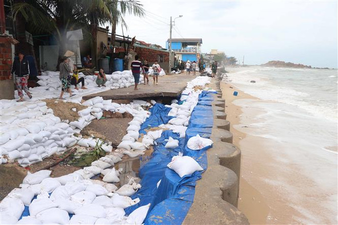 Bão gây thiệt hại 400 tỷ đồng vừa tan, Bình Định lại sắp đón mưa lũ ảnh 1
