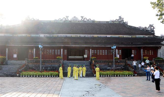 Khách du lịch tham quan Đại Nội Huế. (Ảnh: Đỗ Trưởng/TTXVN) Tháo gỡ khó khăn cho ngành du lịch Thừa Thiên-Huế trong tình hình dịch ảnh 1