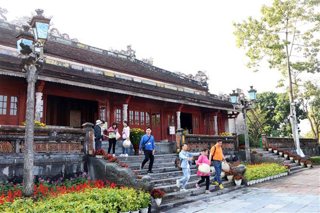 Khách du lịch tham quan Đại Nội Huế. (Ảnh: Đỗ Trưởng/TTXVN) Tháo gỡ khó khăn cho ngành du lịch Thừa Thiên-Huế trong tình hình dịch ảnh 2