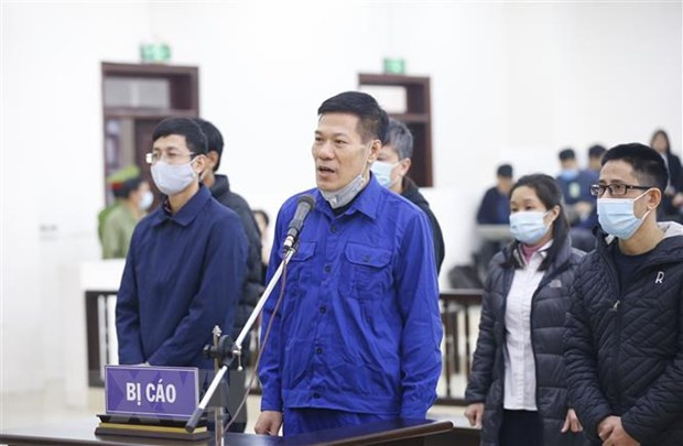 Bị cáo Nguyễn Nhật Cảm (sinh năm 1963, nguyên Giám đốc CDC Hà Nội) khai báo trước Hội đồng xét xử. (Ảnh: Doãn Tấn/TTXVN) Cải cách tư pháp: Chuyển biến trong nhận thức pháp luật ảnh 2