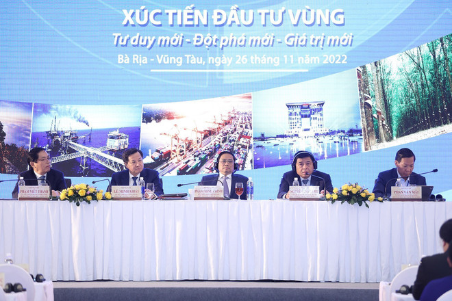 Thủ tướng Phạm Minh Chính, Phó Thủ tướng Lê Minh Khái, Bộ trưởng Bộ Kế hoạch và Đầu tư Nguyễn Chí Dũng, Bí thư Tỉnh ủy Bà Rịa-Vũng Tàu Phạm Viết Thanh và Chủ tịch UBND Thành phố Hồ Chí Minh Phan Văn Mãi đồng chủ trì Hội nghị. (Ảnh: Dương Giang/TTXVN) Phát triển vùng Đông Nam Bộ với tư duy đổi mới, đột phá, giá trị mới ảnh 1