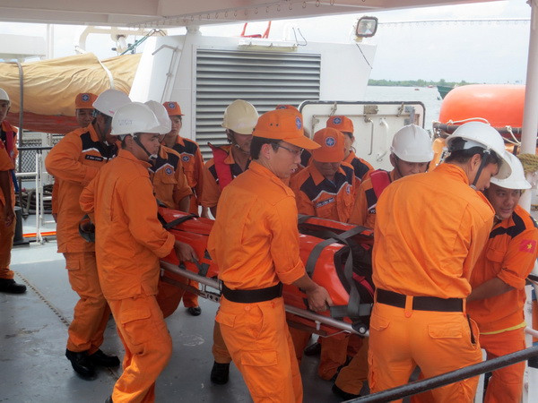 Khẩn trương cứu nạn thuyền viên bị đột quỵ trên biển ảnh 1