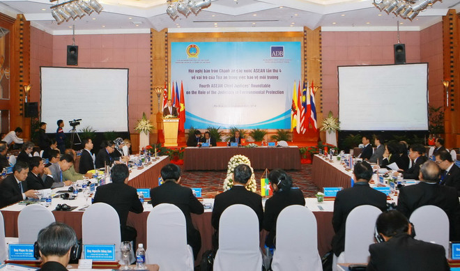 Quang cảnh hội nghị. (Ảnh: Doãn Tấn/TTXVN) Bế mạc Hội nghị bàn tròn Chánh án các nước ASEAN lần thứ 4 ảnh 1