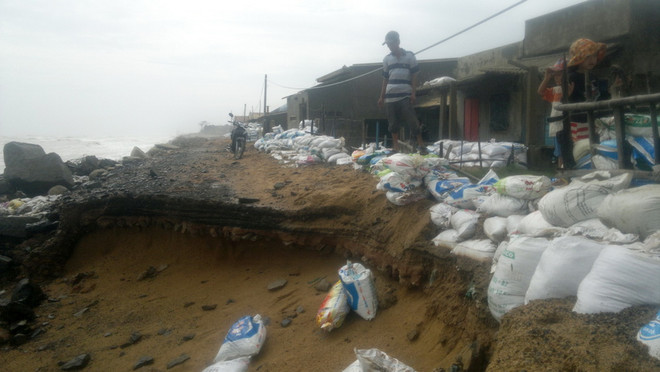 Triều cường lại “nuốt chửng” 100m đường chạy dọc biển Phú Yên ảnh 2