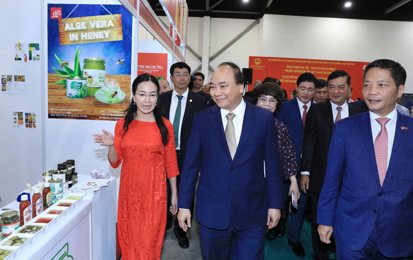 Thủ tướng Nguyễn Xuân Phúc tham quan các gian hàng. (Ảnh: Thống Nhất/TTXVN) Thủ tướng thăm quan gian hàng Việt Nam tại Hội chợ FHA 2018 ảnh 1