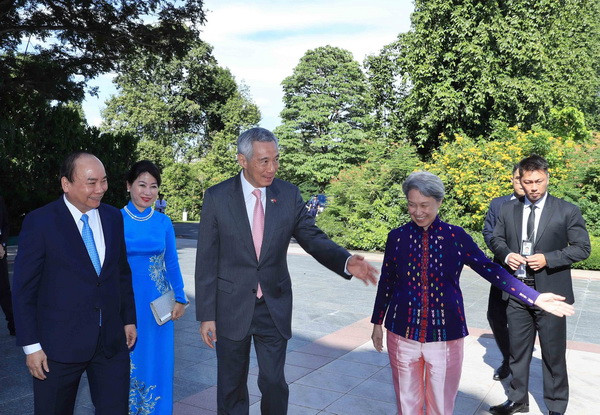 Thủ tướng Singapore Lý Hiển Long đón Thủ tướng Nguyễn Xuân Phúc và Phu nhân. (Ảnh: Thống Nhất/TTXVN) Báo chí Singapore đánh giá cao chuyến thăm của Thủ tướng ảnh 1