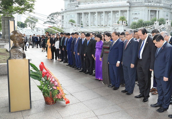 Thủ tướng Nguyễn Xuân Phúc đặt vòng hoa tại Tượng đài Bác Hồ trong khuôn viên Bảo tàng Văn minh châu Á. (Ảnh: Thống Nhất/TTXVN) Thủ tướng thăm quan gian hàng Việt Nam tại Hội chợ FHA 2018 ảnh 3