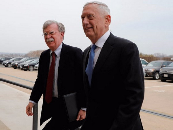 Bộ trưởng Quốc phòng Mỹ James Mattis (phải) và tân Cố vấn An ninh quốc gia của Nhà Trắng John Bolton đến dự một cuộc họp tại Lầu Năm Góc ngày 29/3. (Nguồn: Reuters) Bộ trưởng Quốc phòng Mỹ họp với Cố vấn An ninh Nhà Trắng ảnh 1