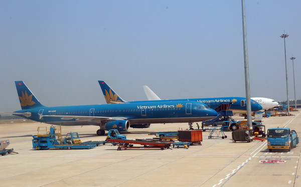 Máy bay của Vietnam Airlines tại sân bay quốc tế Tân Sơn Nhất. (Ảnh: Huy Hùng/TTXVN) Việt Nam và Singapore lập liên doanh bảo dưỡng, sửa chữa máy bay ảnh 1