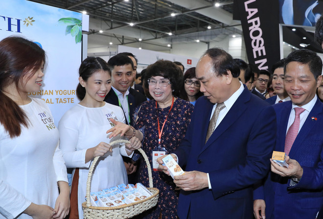 Thủ tướng Nguyễn Xuân Phúc tham quan gian hàng cura TH True MILK. (Ảnh: Thống Nhất/TTXVN) Thủ tướng thăm quan gian hàng Việt Nam tại Hội chợ FHA 2018 ảnh 2