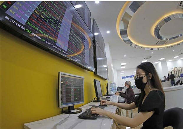 Khách hàng giao dịch tại Chứng khoán Bảo Việt, Hà Nội. (Ảnh: Trần Việt/TTXVN) Thị trường chứng khoán Việt Nam lọt vào "tầm ngắm" của nhiều quỹ ngoại ảnh 1