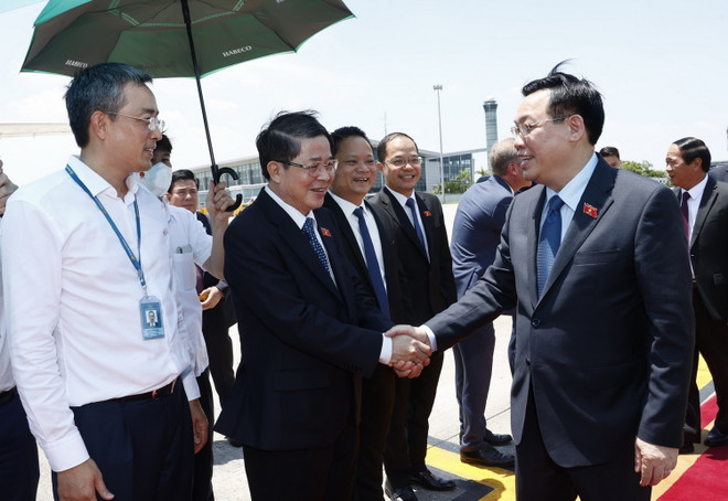 Phó Chủ tịch Quốc hội Nguyễn Đức Hải và các đại biểu tiễn Chủ tịch Quốc hội Vương Đình Huệ tại sân bay quốc tế Nội Bài, Hà Nội. (Ảnh: Doãn Tấn/TTXVN) Hình ảnh Chủ tịch QH Vương Đình Huệ lên đường thăm chính thức Hungary ảnh 2