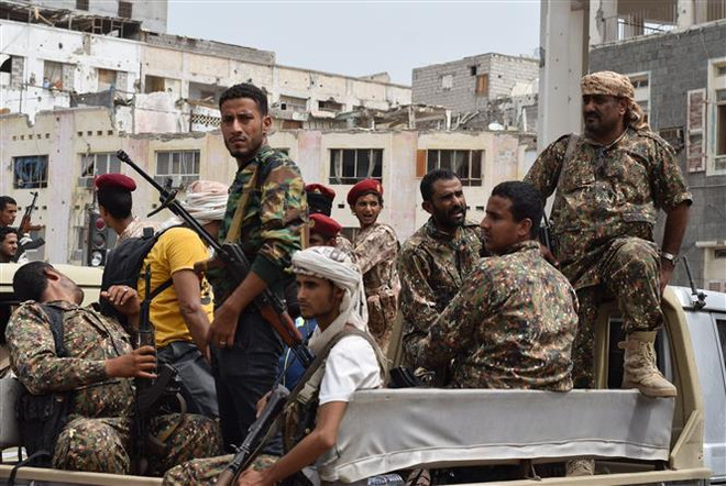 Lực lượng ly khai gác tại Aden, Yemen. (Ảnh: AFP/TTXVN) Yemen: Lực lượng miền Nam sẵn sàng tham gia cuộc tiếp xúc hòa giải ảnh 1