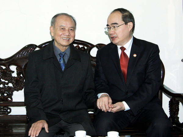 Chủ tịch Nguyễn Thiện Nhân thăm hỏi, chúc mừng Đại tướng Phạm Văn Trà, nguyên Bộ trưởng Bộ Quốc phòng. (Ảnh: Nguyễn Dân/TTXVN) Chủ tịch Mặt trận thăm gia đình nguyên lãnh đạo Bộ Quốc phòng ảnh 1