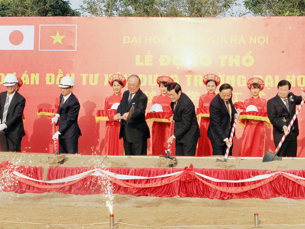 (Ảnh: Nguyễn Khang/TTXVN) Chủ tịch nước dự lễ động thổ Dự án xây dựng Đại học Việt-Nhật ảnh 1