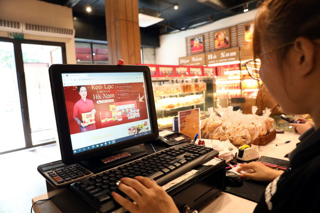 Bên cạnh bán hàng trực tiếp, các nhân viên có thể thanh toán và bán hàng online. (Ảnh: Đại Nghĩa/TTXVN) ttxvn_san thuong mai.jpg