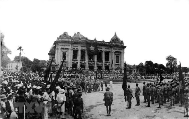Ngày 19/8/1945, cả Thủ đô ngập tràn cờ đỏ sao vàng. Hàng chục vạn người dân ở Hà Nội và các tỉnh lân cận theo các ngả đường kéo về quảng trường Nhà hát lớn Hà Nội dự cuộc mít tinh lớn chưa từng có của quần chúng cách mạng, hưởng ứng cuộc Tổng khởi nghĩa giành chính quyền. (Ảnh: Nguyễn Bá Khoản/TTXVN) Tổng tiến công và nổi dậy mùa Xuân 1975 - Thắng lợi của lòng yêu nước ảnh 2