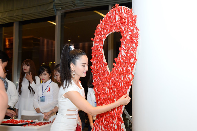 Các vị khách dán dải băng đỏ thể hiện sự ủng hộ cộng đồng người sống chung với HIV. Người sống chung với HIV bật khóc vì bất ngờ được vinh danh ảnh 2