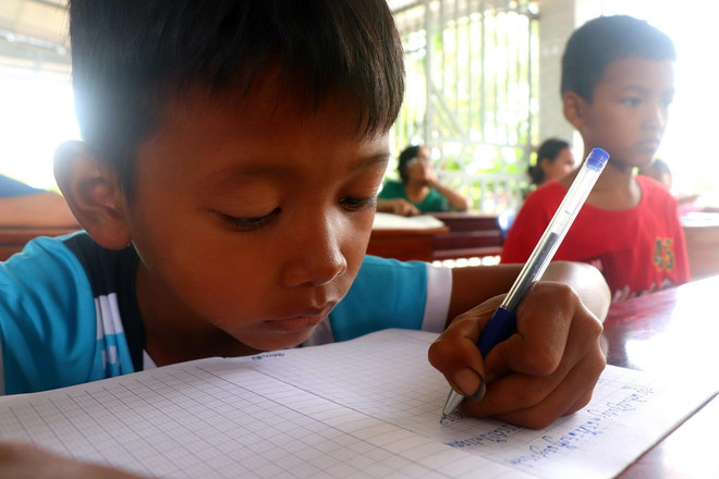 Học sinh học viết chữ Khmer. (Ảnh: Thu Hiền/TTXVN) ttxvn_3007_tieng khmer (1).jpg