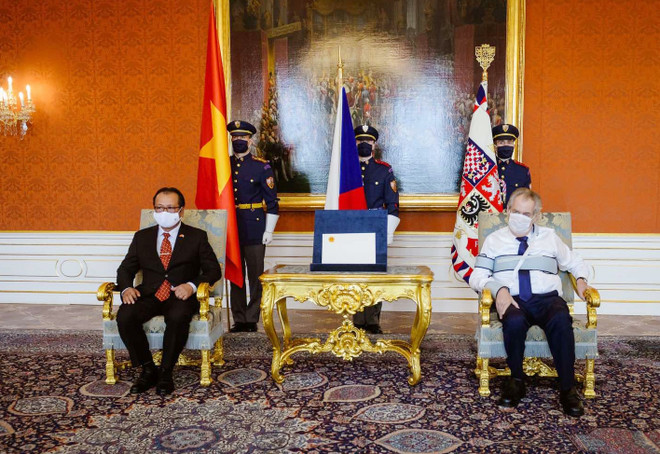 Tổng thống Séc Miloš Zeman (phải) tiếp Đại sứ Thái Xuân Dũng. (Ảnh: TTXVN/phát) Tổng thống Séc đánh giá cao sự phát triển hợp tác với Việt Nam ảnh 1