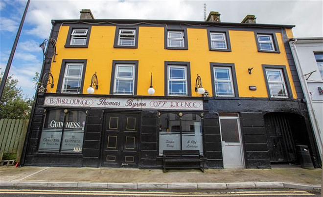 Một quán bar đóng cửa do dịch COVID-19 tại Dunmore, Ireland. (Ảnh: AFP/TTXVN) Thế giới đã ghi nhận gần 41,5 triệu ca nhiễm COVID-19 ảnh 3