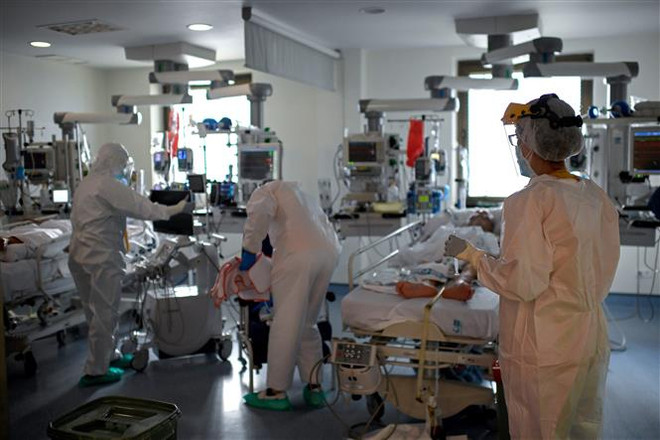 Tây Ban Nha là quốc gia đầu tiên trong EU có số ca mắc vượt 1 triệu ảnh 1
