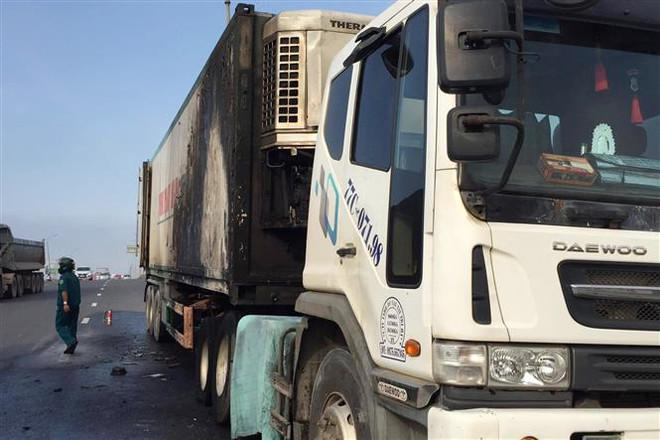 Xe đầu kéo đang lưu thông trên Quốc lộ 1A bỗng bốc cháy dữ dội ảnh 1