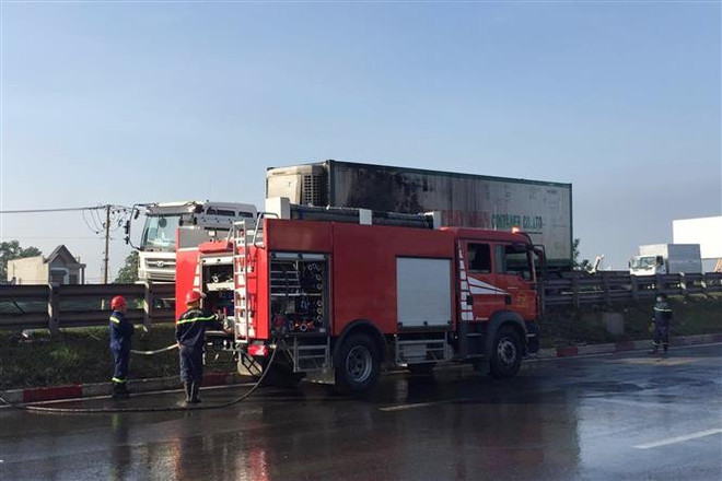 Xe đầu kéo đang lưu thông trên Quốc lộ 1A bỗng bốc cháy dữ dội ảnh 2