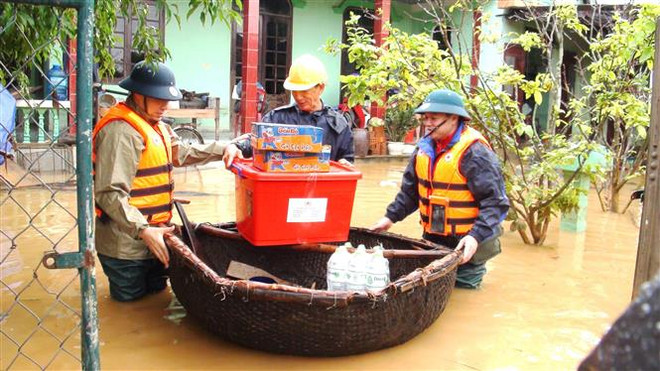 Chuyển hàng cứu trợ tới người dân ở xã Hàm Ninh, huyện Quảng Ninh, Quảng Bình. (Ảnh: Võ Dung/TTXVN) Hơn 60 tỷ đồng ủng hộ đồng bào bị bão lũ ảnh hưởng tại miền Trung ảnh 1