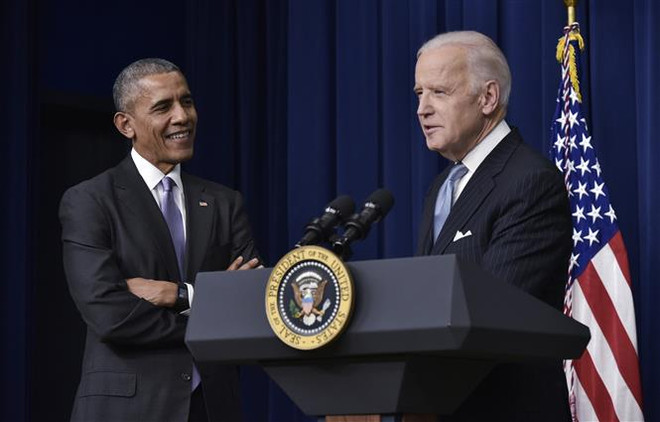 Ông Barack Obama (trái), lúc đương nhiệm Tổng thống Mỹ và ông Joe Biden khi còn là Phó Tổng thống. (Ảnh: AFP/TTXVN) Ông Obama khuyến cáo thận trọng với các kết quả thăm dò dư luận ảnh 1