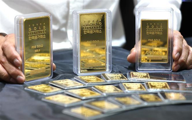 Vàng miếng được trưng bày tại sàn giao dịch ở Seoul, Hàn Quốc. (Ảnh: Yonhap/TTXVN) Giá vàng giảm 2% sau khi căng thẳng Mỹ-Trung có dấu hiệu hạ nhiệt ảnh 1