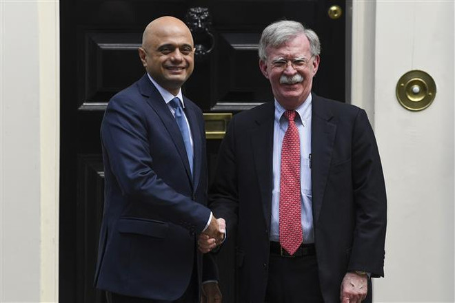 Cố vấn An ninh quốc gia Mỹ John Bolton (phải) trong cuộc gặp Bộ trưởng Tài chính Anh Sajid Javid tại London, ngày 13/8. (Ảnh: THX/TTXVN) Anh-Mỹ thảo luận thỏa thuận thương mại có hiệu lực ngay sau Brexit ảnh 1